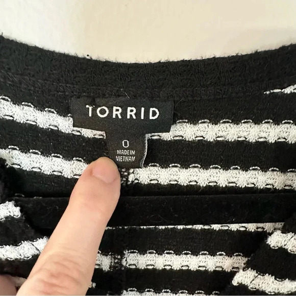 Torrid Women’s Long Sleeve Black & White Striped V-Neck Shirt Size 0, L, 12 GUC - Picture 4 of 8